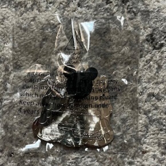 🧡3/15 New Disney Pin Featuring Micky and Minnie - Picture 4 of 4